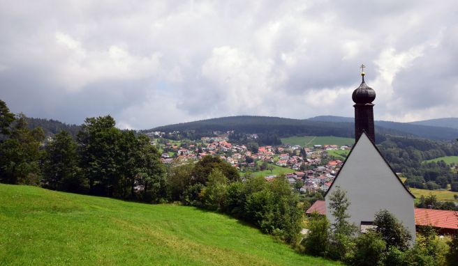 Die Gemeinde Sankt Englmar liegt im Bayerischen Wald und pflegt die Tradition ihres Ortspatrons.