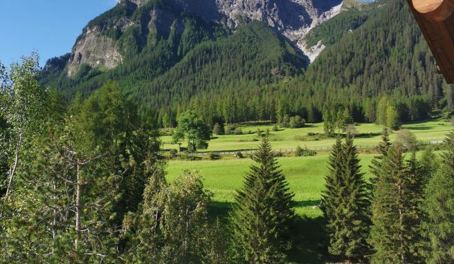 Das Reka-Dorf Bergün liegt mitten in den Bergen. So bietet der Balkon der Ferienwohnung Gipfelblicke.