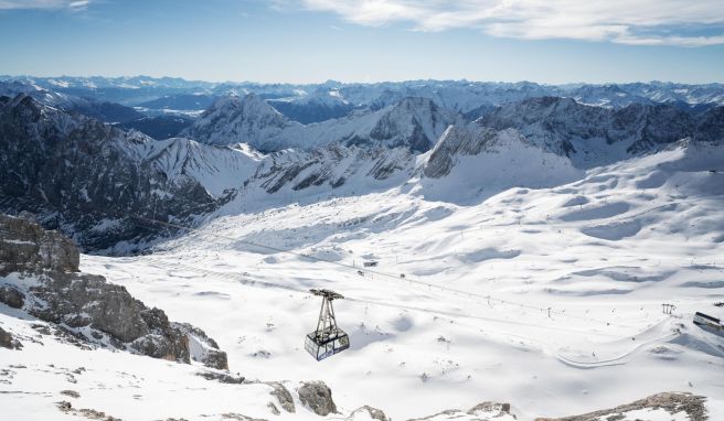 Zum Gletscher-Skigebiet der Zugspitze kommt man von Bayern aus etwa mit der Seilbahn. Doch auch von Tirol aus fährt eine Kabinenbahn hinauf zu Deutschlands höchstem Berg.