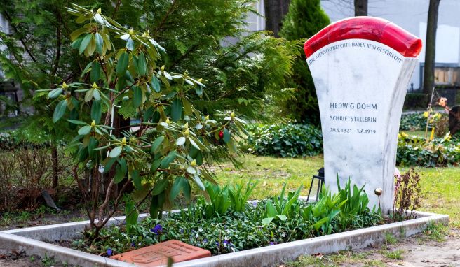 Auf dem St.-Matthäus-Kirchhof in Schöneberg ist das Grab von Hedwig Dohm.