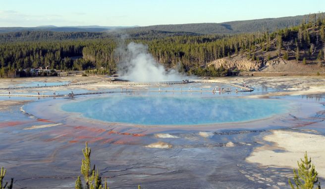 Eine der größten Thermalquellen der Welt: Aus der Grand Prismatic Spring in Yellowstone sprudeln in jeder Minute Minute riesige Mengen Wasser.ß