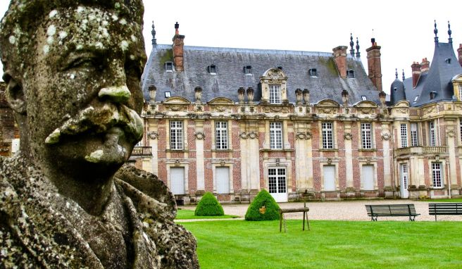 Das Château de Miromesnil ist der Geburtsort des Schriftstellers Guy de Maupassant. Eine Büste erinnert an ihn.