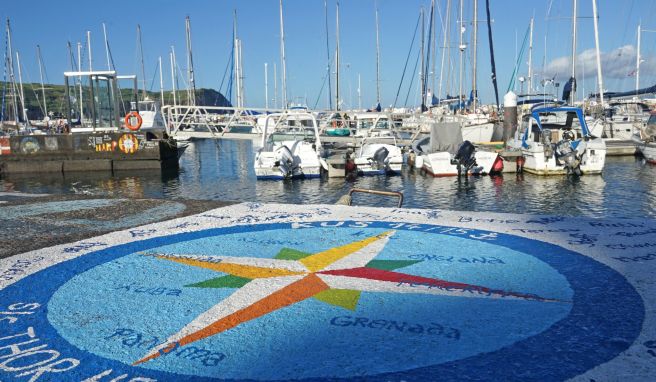 Der Hafen in Horta ist ein wichtiger Anlaufpunkt für alle, die über den Atlantik segeln.