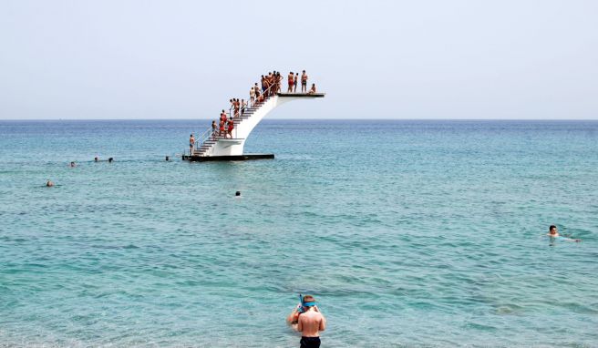 Der Stadtstrand Elli Beach liegt nur wenige hundert Meter von der historischen Altstadt von Rhodos entfernt.