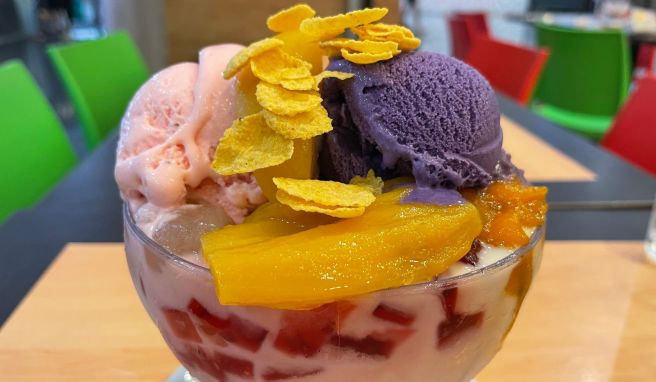 Halo-Halo ist ein beliebtes philippinisches Dessert und gleichzeitig ein Drink. Gesüßte Früchte wie Bananen oder Kokosnussstreifen, kandierte Mung- oder Kidneybohnen sowie rote und grüne Geleestücke werden mit geschabtem Eis bedeckt.