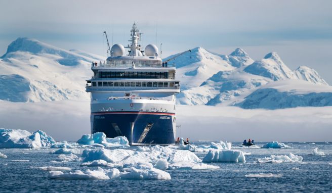 Expeditionsschiff «Hanseatic Nature» vor Cuverville Island in der Antarktis.