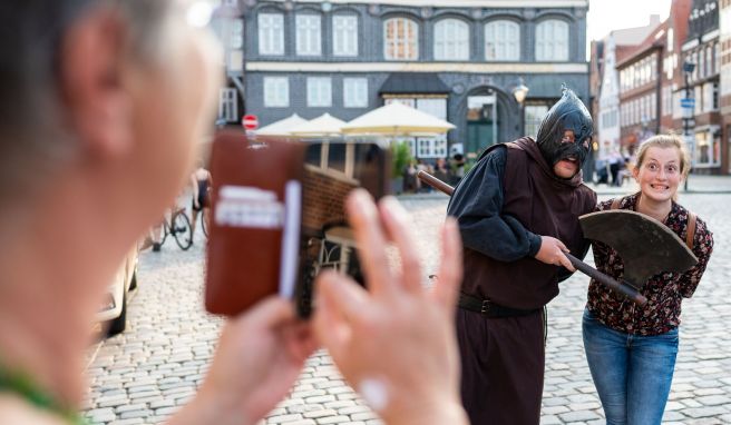 In seiner braunen Kutte führt der Scharfrichter Meister Hans durch die Altstadtgassen von Lüneburg.