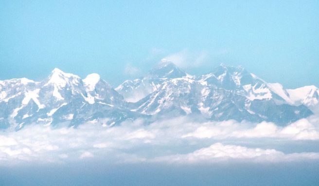 Blick aus dem Flugzeug auf das Himalaya-Gebirge mit dem Mount Everest. Auf dem Achttausender soll es für Bergsteiger bald eine neue Route geben.