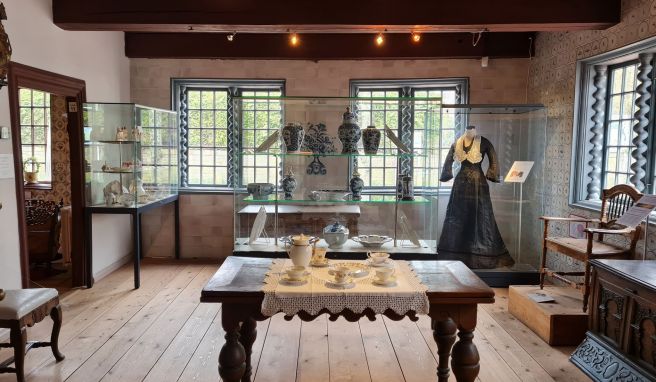 Blick ins Museum Landschaft Eiderstedt mit historischen Relikten wie einem schwarzen Brautkleid aus dem Jahr 1850 (im Hintergrund rechts).