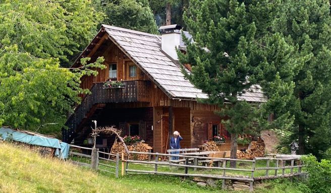 Die «Alplhütte» liegt ruhig am Waldrand auf einer Almwiese.