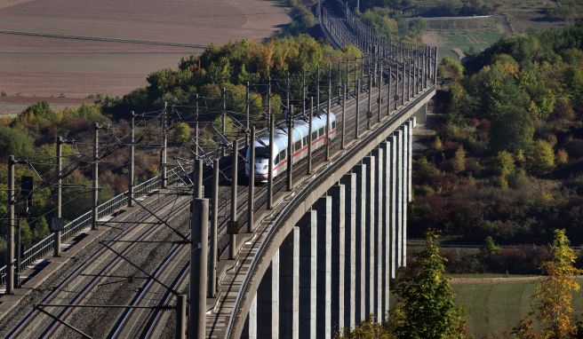 Wegen Sanierungsarbeiten ist die ICE-Strecke zwischen Würzburg und Fulda bis zum 17. Oktober gesperrt. Fahrgäste müssen sich auf längere Fahrzeiten einstellen.