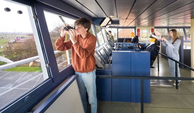 Alles im Blick: Im Juttersmuseum auf Texel lässt sich das Steuerhaus einer ausrangierten Fähre besichtigen.