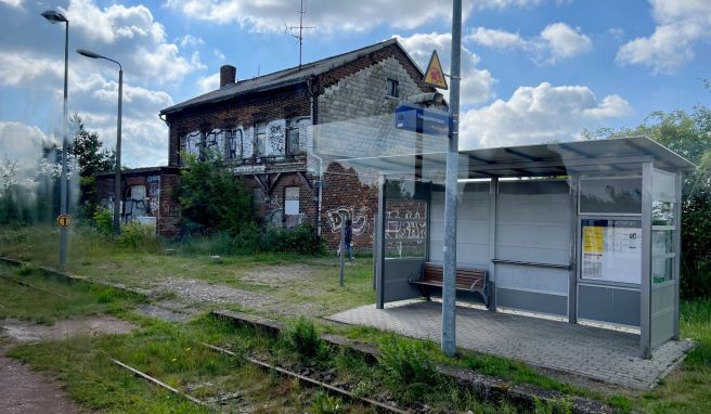 Unterwegs gibt es beim Blick aus dem Zugfenster oft schöne Landschaften und manchmal auch interessante Bahnhöfe.