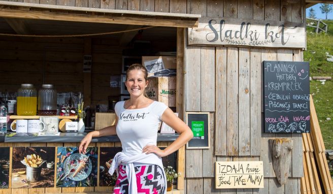 Die Imbisshütte von Julia Slapnik liegt direkt am Hochplateau. Sie verkauft regionale Produkte und süße Snacks.