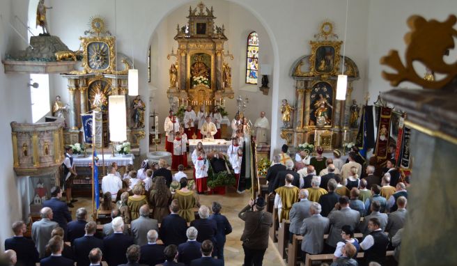 In der Pfarrkirche endet die Prozession zu Ehren des seligen Engelmar.