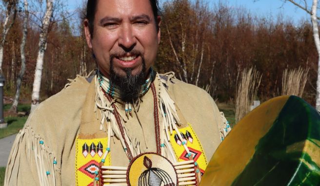 Sydney, Cape Breton Island: Im Membertou Heritage Park erzählt Jeff Ward alias Dancing Sun von der Geschichte seines Volkes der Mi’kmaq, die seit Jahrhunderten im Gebiet von Cape Breton Island leben.