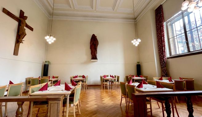 Essen unterm Kruzifix: Im Speisesaal des Johannes-Schlössls in Salzburg ist der Glaube allgegenwärtig.