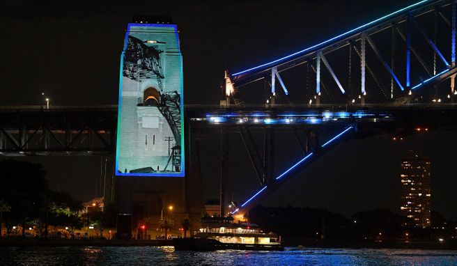 Die Brücke wird während der Feierlichkeiten zum 90. Jahrestag mit Lichtprojektionen beleuchtet. Beliebt ist auch das Silvesterfeuerwerk, das alljährlich über dem markanten Bau in den Himmel geschossen wird.