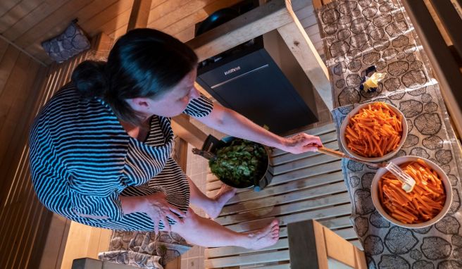 Die Sauna als Küche: Karottensticks fürs Wrap-Buffet werden auf dem Saunaofen gebrutzelt.