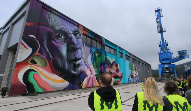 Wirkt wie ein Foto, ist aber Graffiti: das Werk von Karski & Beyond an einer Lagerhalle am Linzer Donauhafen.