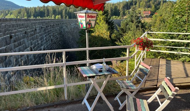 Willkommene Einkehrmöglichkeit: An der Talsperre gibt es einen kleinen Kiosk und auf den Holzstühlen lässt sich der Sonnenuntergang nach einem anstrengenden Tag genießen.