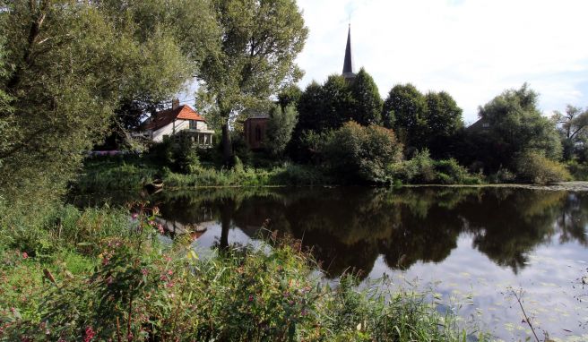 Am Rand der Millingerwaard steht die Kirche Sankt Laurentius in Kekerdom.