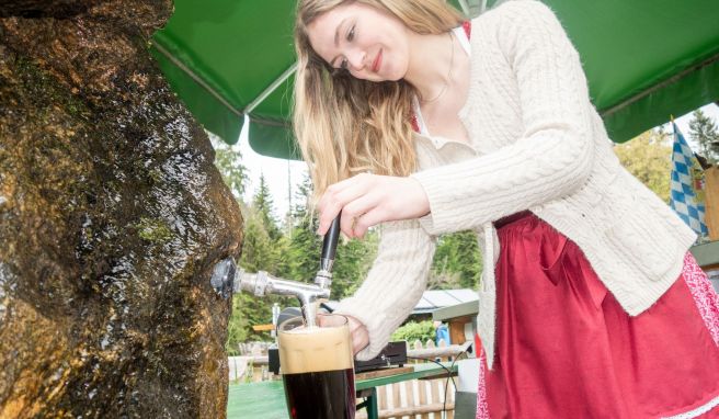 Lohnenswerter Abstecher: Auf der Zusatzetappe abseits des Rundwegs gibt es in der Klause Schwellhäusl «Bier vom Stein».