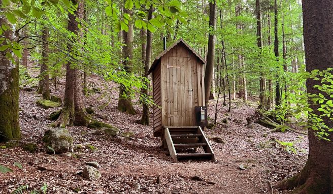 Klohäuschen im Camp Grimbach. Auf der Website der Trekking-Camps heißt es: «Toilettenpapier ist mitzubringen.»