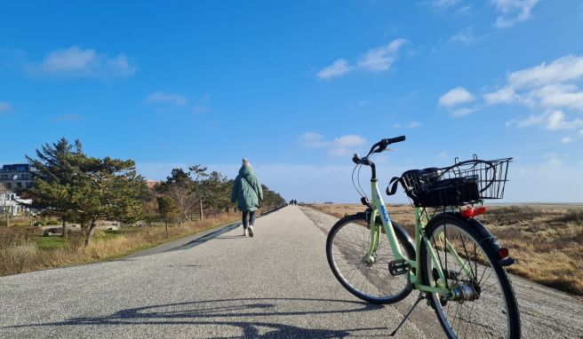 Mit einem Leihfahrrad lässt sich die Küstenregion gut erkunden.