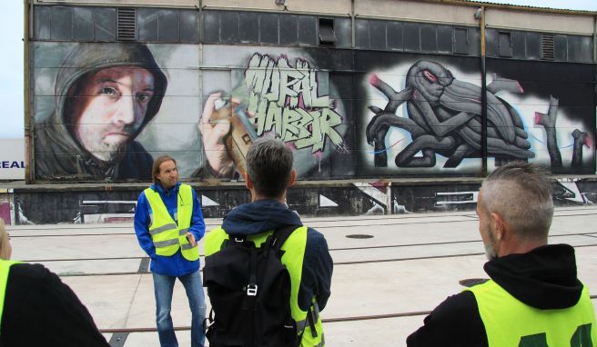 Kulturwissenschaftler Michael Url bringt Besucherinnen und Besuchern im Mural Harbor die Graffiti-Kunst näher.