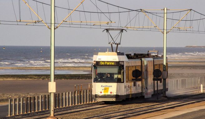 67 Stationen liegen auf ihrem Weg: Die Kusttram verbindet alle Badeorte an der belgischen Nordseeküste.