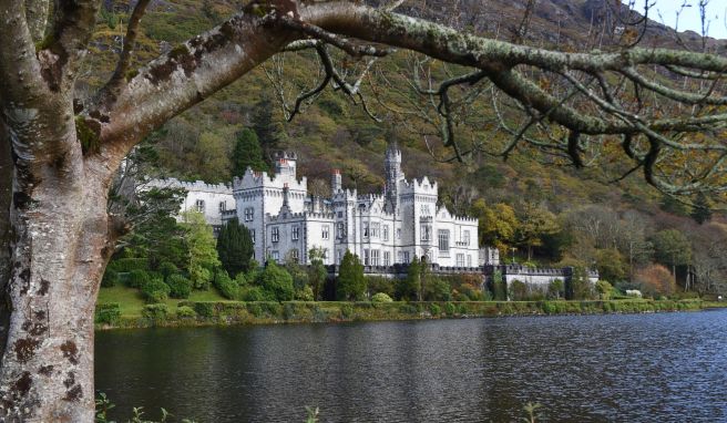 Wie ein Märchenschloss liegt Kylemore Abbey in der Landschaft von Connemara im Westen Irlands.