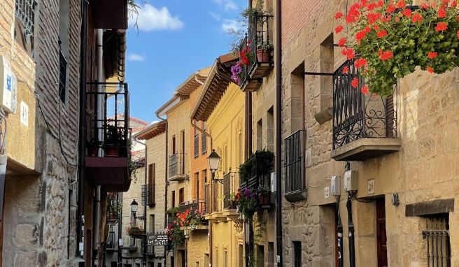 Mittelalterliche Gassen prägen das Stadtbild von Laguardia in der Weinbauregion Rioja Alavesa.