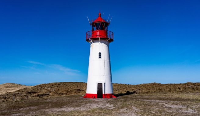 Der Leuchtturm List-Ost steht auf dem Ellenbogen, dem nördlichsten Teil Sylts und damit auch dem nördlichsten Teil Deutschlands.