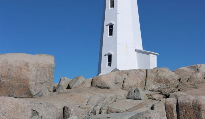 Wer Peggys Cove besucht, der wird wohl auch über die weitläufige Felsenlandschaft kraxeln, in die der bekannte Leuchtturm gebaut wurde.