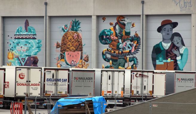 Kunst trifft auf Containerhafen: Der Linzer Stadthafen zeigt sich von seiner bunten Seite.