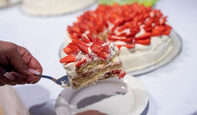 Für die Mansikkakakku, die finnische Erdbeertorte, hat jede Familie ihr eigenes Rezept. Sie ist ein Muss auf der Mittsommer-Party.