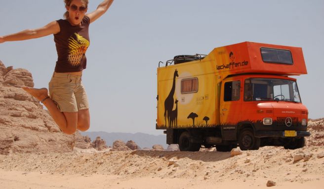 Maria Bester mit dem umgebauten Eiscremetruck auf ihrer Reise quer durch Afrika. Maria Bester lebt jetzt in Madagaskar und zieht ihre Kinder regelrecht im Dschungel auf.