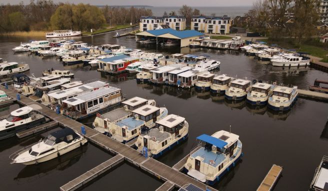 Wärmere Temperaturen laden zum Hausboot-Urlaub ein