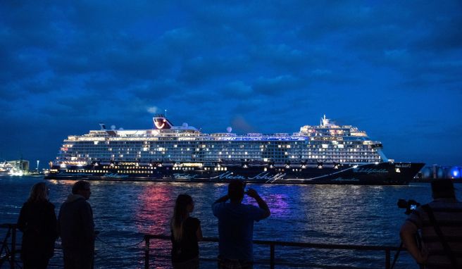 Das Tui-Kreuzfahrtschiff «Mein Schiff 2» auf dem Weg zu einem dreitägigen Rundtrip in Richtung Norwegen.