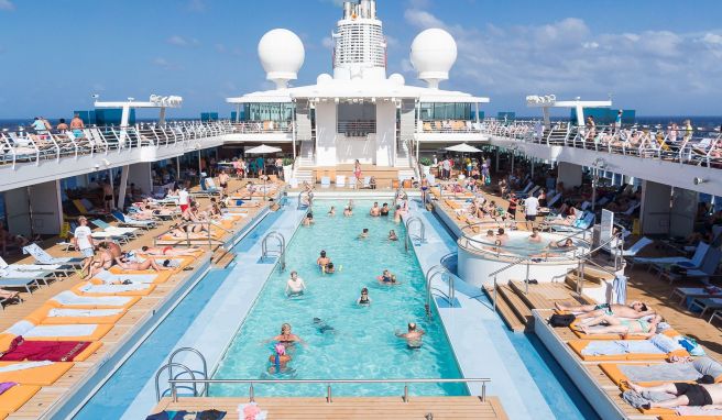 Urlauber genießen die Sonne auf dem Kreuzfahrtschiff «Mein Schiff 3» (Tui Cruises).