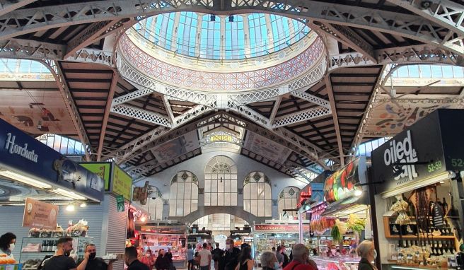 Die zentrale Markthalle (Mercado Central) ist ein Beispiel für den in Valencia verbreiteten Modernisme-Baustil.