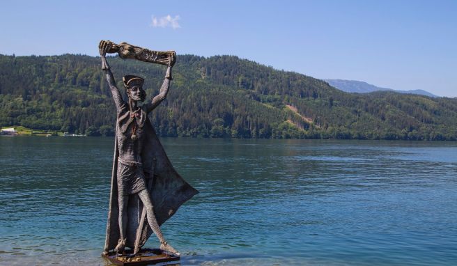 Die Statue vom Heiligen Domitian steht im Millstätter See.