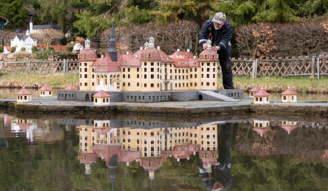 Horst Drichelt, Vorsitzender des Vereins Klein-Erzgebirge, arbeitet im Miniaturpark Klein-Erzgebirge an einem Modell des Schloss Moritzburg.