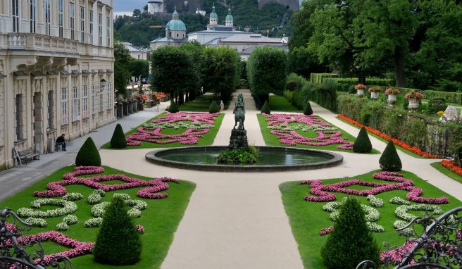 Im Mirabellgarten reicht der Blick über das symmetrische Gartenparterre bis zur Festung Hohensalzburg.