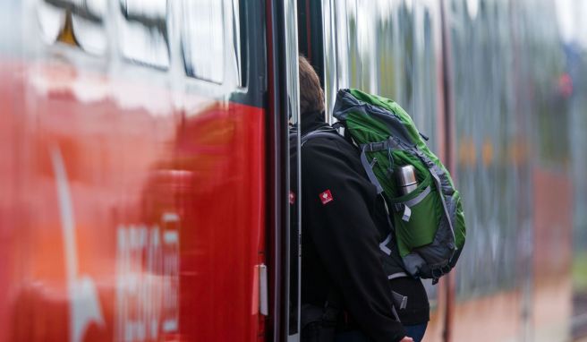 Lieber Bahn statt Auto: Das verringert den eigenen CO2-Abdruck für die Wandertour in der Regel ganz maßgeblich.