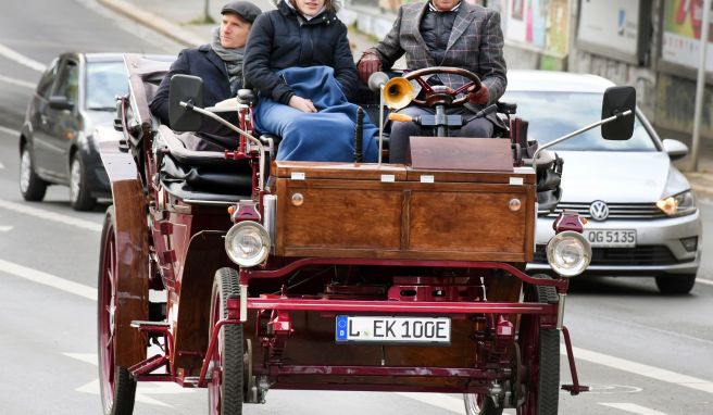 Der ehemalige Auto-Manager Joe Laube chauffiert seine Gäste durch das Industrieviertel in Leipzig. Zu seinem neuen Job inspiriert haben ihn die Dresdner E-Droschken.