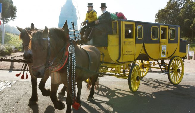 Siegfried Händler bietet Fahrten mit seiner historischen Postkutsche von Leipzig nach Dresden an.