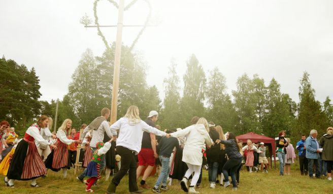 Ob in Finnland oder Schweden - schon Tage vor dem Mittsommerfest gibt es nur ein Thema: Wer feiert mit wem, wann, wo und bringt was mit.