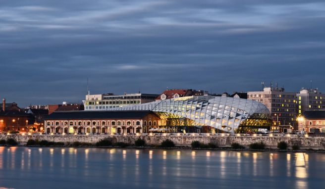 Dieser Bau am Ufer der Donau heißt im Volksmund Bálna, was übersetzt Wal bedeutet.